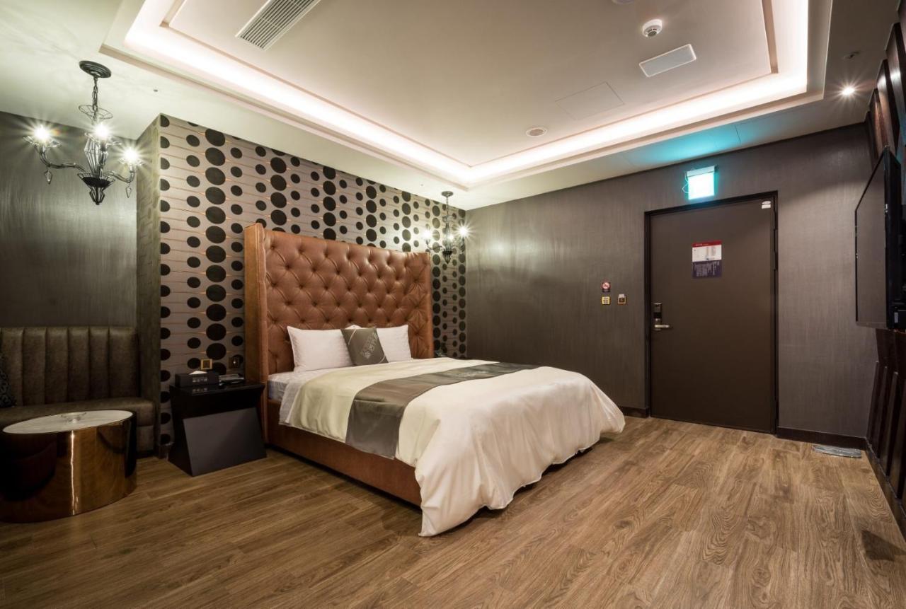Icolour Villa Motel Taichung Buitenkant foto